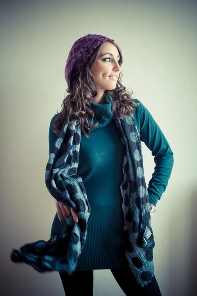 Schöne Frau mit Rollkragen, Schal und Mütze Herbst — Stockfoto