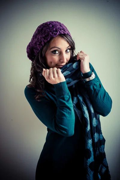 Belle femme avec col roulé, écharpe et bonnet automne — Photo