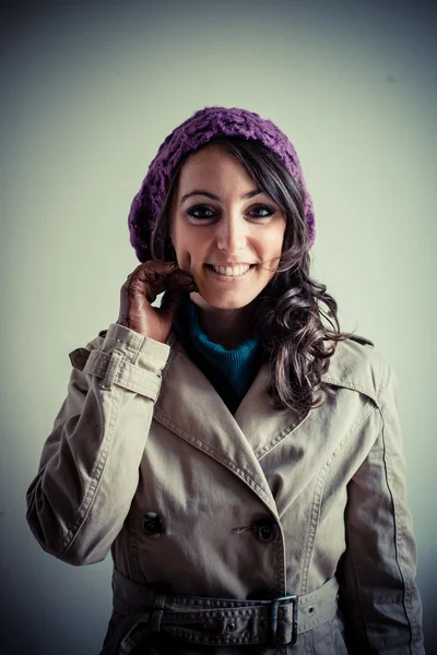 Hermosa mujer con cuello alto, bufanda y gorra otoño — Foto de Stock