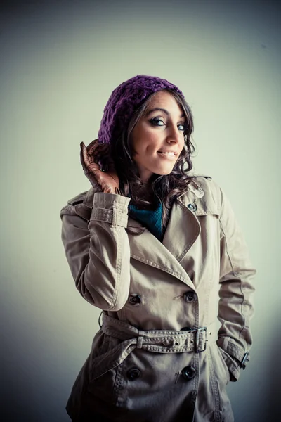 Hermosa mujer con cuello alto, bufanda y gorra otoño — Foto de Stock