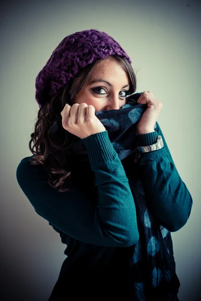 高领毛衣、 围巾、 帽的秋天的美丽女人 — 图库照片