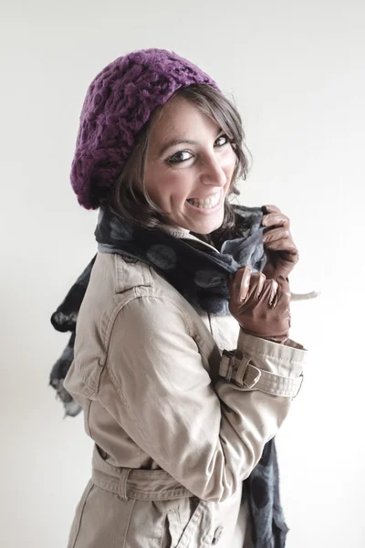 Hermosa mujer con cuello alto, bufanda y gorra otoño — Foto de Stock