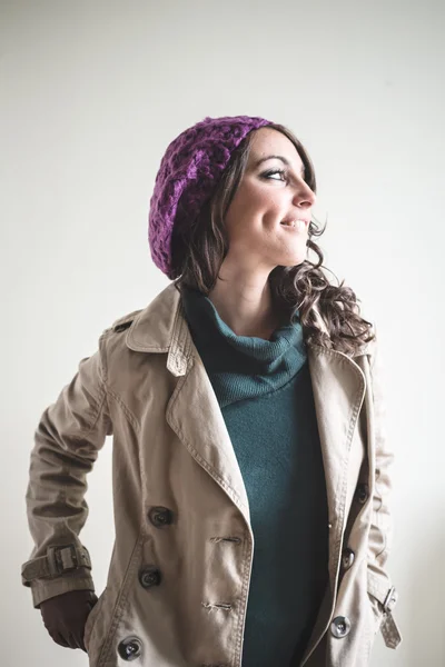 Hermosa mujer con cuello alto, bufanda y gorra otoño — Foto de Stock