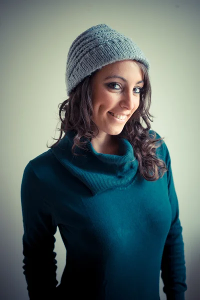 Belle femme avec col roulé, casquette et ceinture automne — Photo