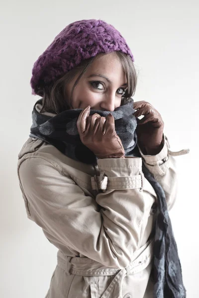 Schöne Frau mit Rollkragen, Schal und Mütze Herbst — Stockfoto