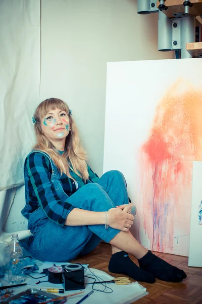 Beautiful blonde woman painter — Stock Photo, Image