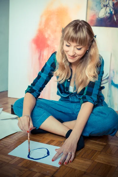 Mooie blonde vrouw schilder — Stockfoto