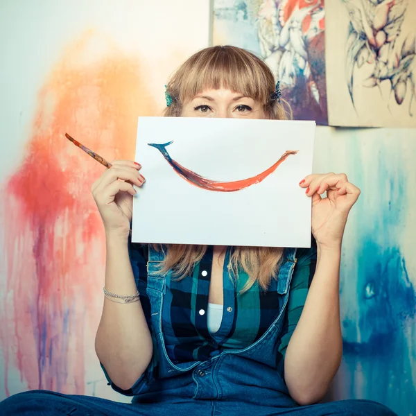 Hermosa mujer rubia pintor sonriendo —  Fotos de Stock