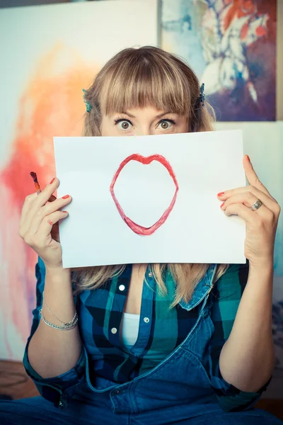 Mooie blonde vrouw schilder glimlachen — Stockfoto