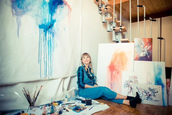 Beautiful blonde woman painter — Stock Photo, Image