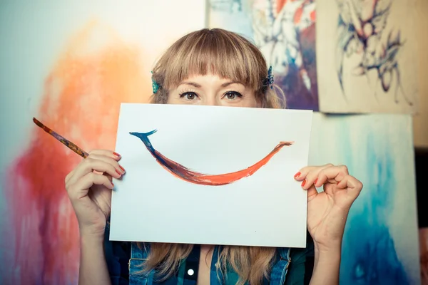 Hermosa mujer rubia pintor sonriendo —  Fotos de Stock