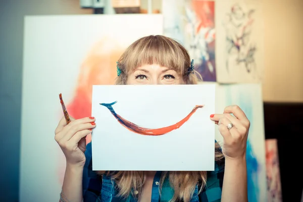 Hermosa mujer rubia pintor sonriendo —  Fotos de Stock