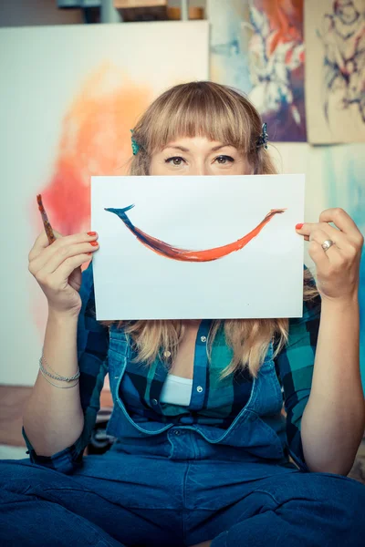Красивая блондинка художник улыбается — стоковое фото