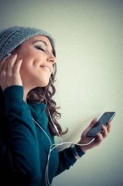 şehirde yürüyüş balıkçı yaka ile güzel bir kadın