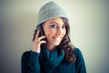 şehirde yürüyüş balıkçı yaka ile güzel bir kadın