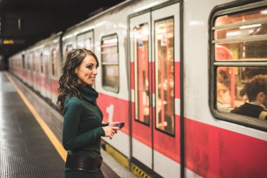 balıkçı yaka üzerine underground ile güzel bir kadın