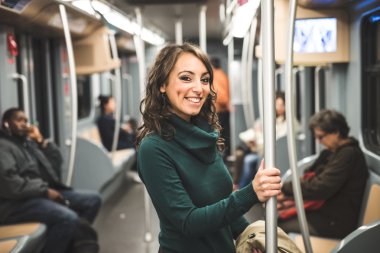 balıkçı yaka üzerine underground ile güzel bir kadın