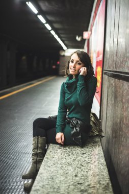 balıkçı yaka üzerine underground ile güzel bir kadın