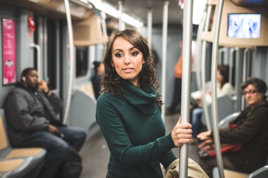 balıkçı yaka üzerine underground ile güzel bir kadın