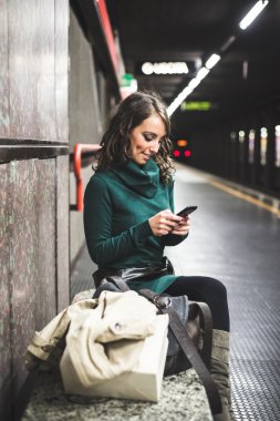 balıkçı yaka üzerine underground ile güzel bir kadın