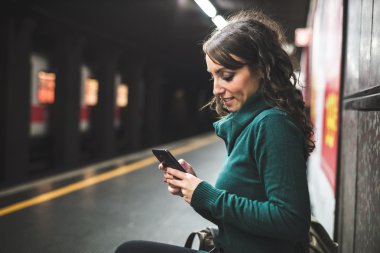 balıkçı yaka üzerine underground ile güzel bir kadın