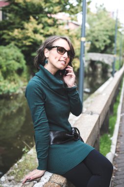 balıkçı yaka şehir telefon ile güzel bir kadın