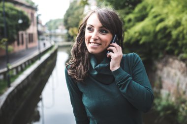 balıkçı yaka şehir telefon ile güzel bir kadın