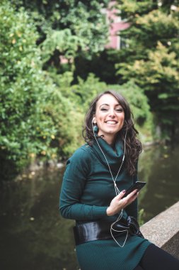 balıkçı yaka şehirde güzel bir kadınla