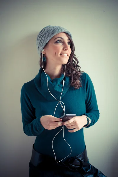 Hermosa mujer con cuello alto caminando en la ciudad — Foto de Stock