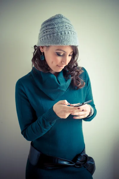 Mooie vrouw met coltrui wandelen in de stad — Stockfoto