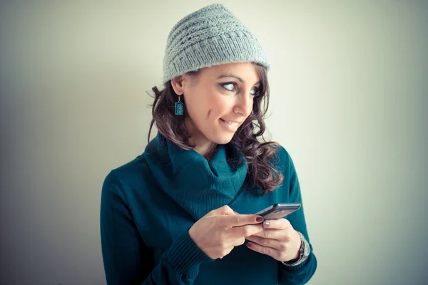 Mooie vrouw met coltrui wandelen in de stad — Stockfoto