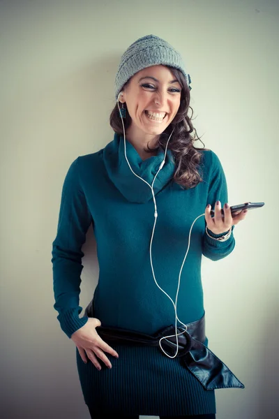 Hermosa mujer con cuello alto caminando en la ciudad — Foto de Stock