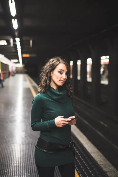 Vacker kvinna med polotröja på tunnelbanan — Stockfoto