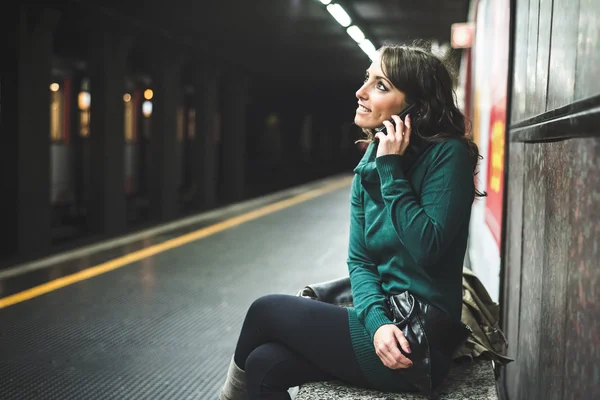 Vacker kvinna med polotröja på tunnelbanan — Stockfoto