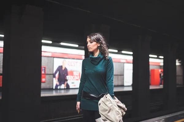 Schöne Frau mit Rollkragen in der U-Bahn — Stockfoto