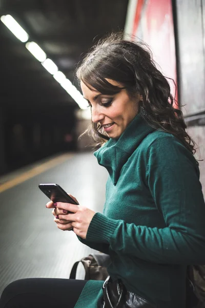 Vacker kvinna med polotröja på tunnelbanan — Stockfoto