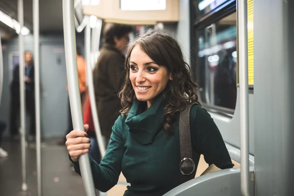 Vacker kvinna med polotröja på tunnelbanan — Stockfoto