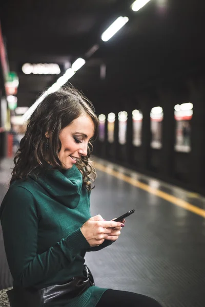 Krásná žena s rolák na underground — Stock fotografie