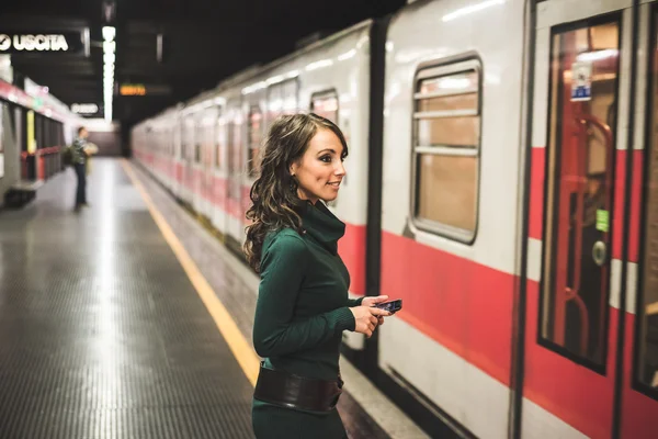 Schöne Frau mit Rollkragen in der U-Bahn — Stockfoto