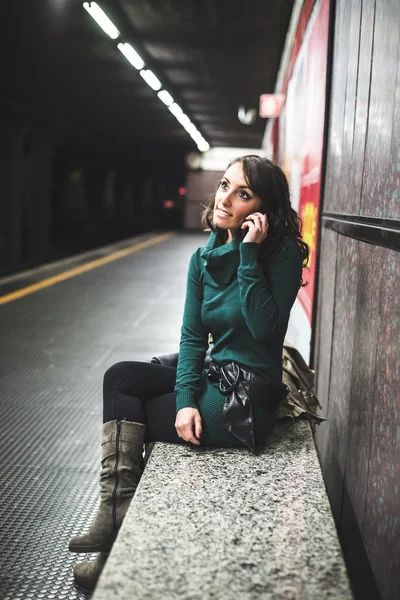 Schöne Frau mit Rollkragen in der U-Bahn — Stockfoto