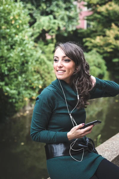 Mooie vrouw met coltrui in de stad — Stockfoto