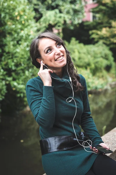 Mooie vrouw met coltrui in de stad — Stockfoto