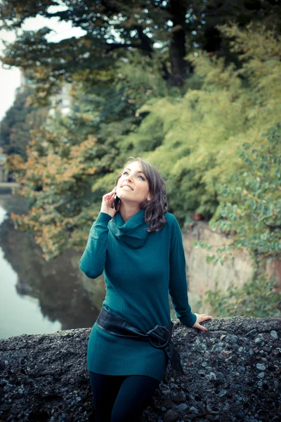 Schöne Frau mit Rollkragen am Telefon in der Stadt — Stockfoto