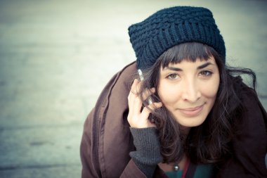 Telefondaki güzel genç bayan.