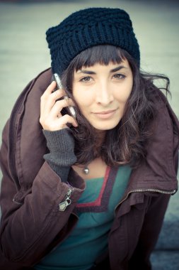 Telefondaki güzel genç bayan.