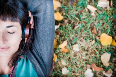 genç güzel kadın için sonbahar müzik dinleme