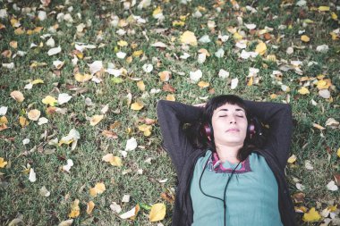 genç güzel kadın için sonbahar müzik dinleme