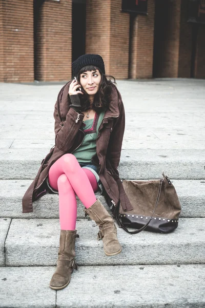 Mooie jonge vrouw aan de telefoon — Stockfoto