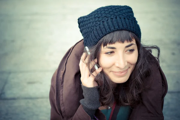 Mulher bonita no telefone — Fotografia de Stock