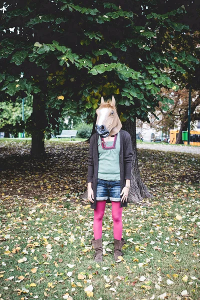 Paard masker vrouw in het park — Stockfoto